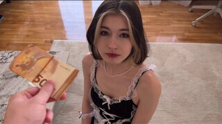 Cutie Kim a pici keblű bejárónő pénzért kamatyol